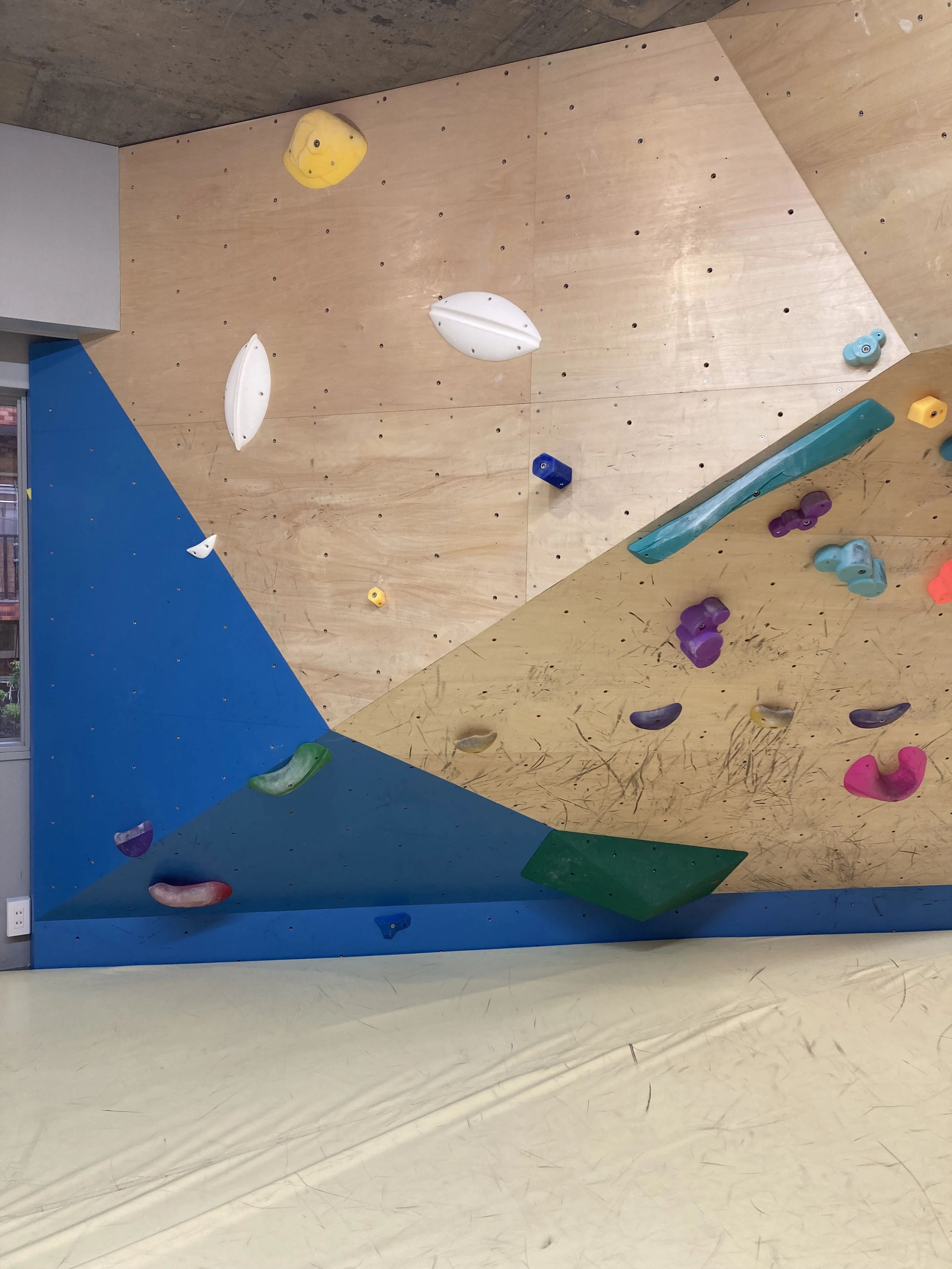 スポーツクライミングジム　エキサイティング三茶 ボルダリング 三軒茶屋教室のサムネイル画像 3