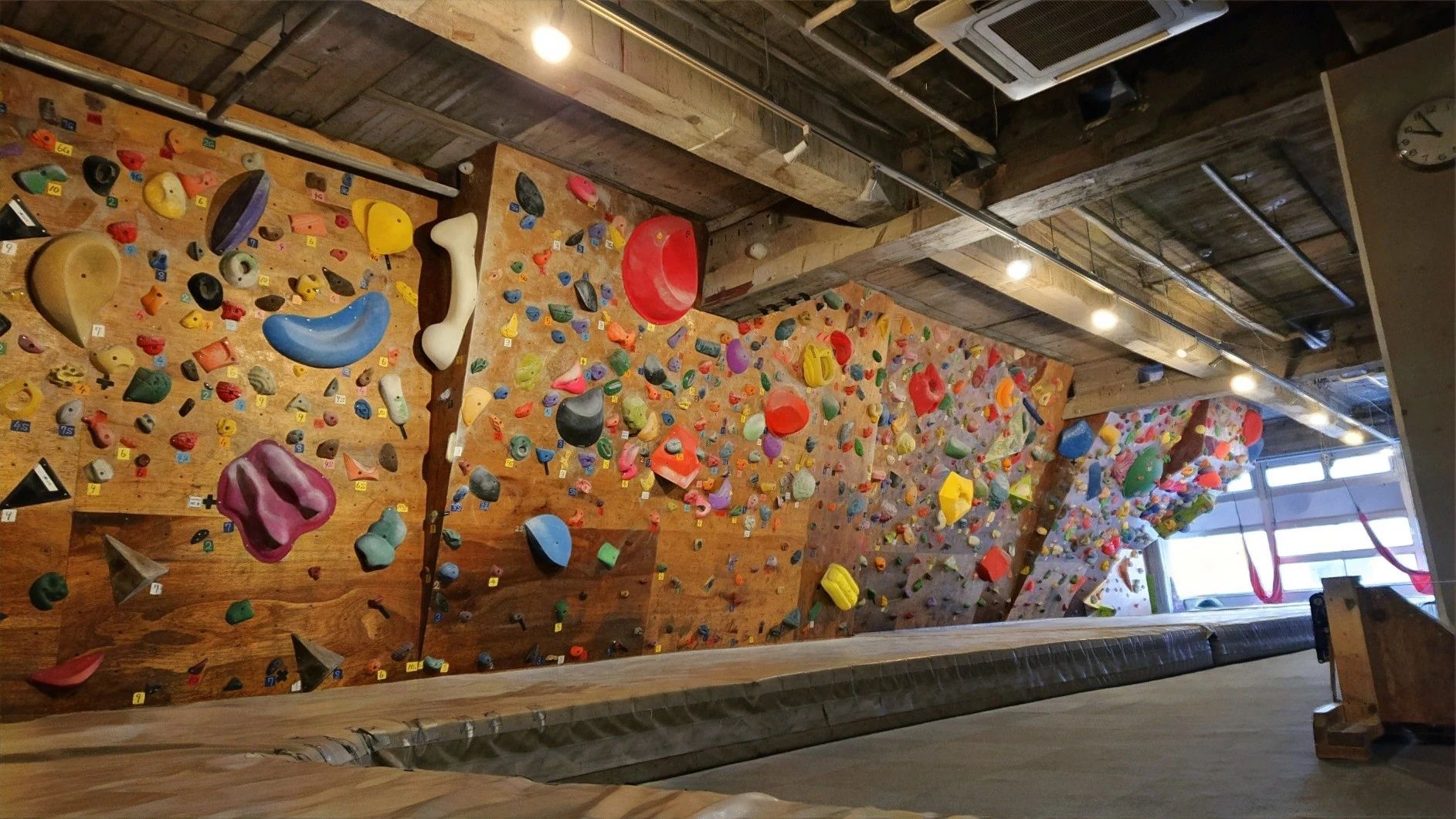 ビークス クライミングスタジオ ボルダリング 本千葉教室のサムネイル画像 3