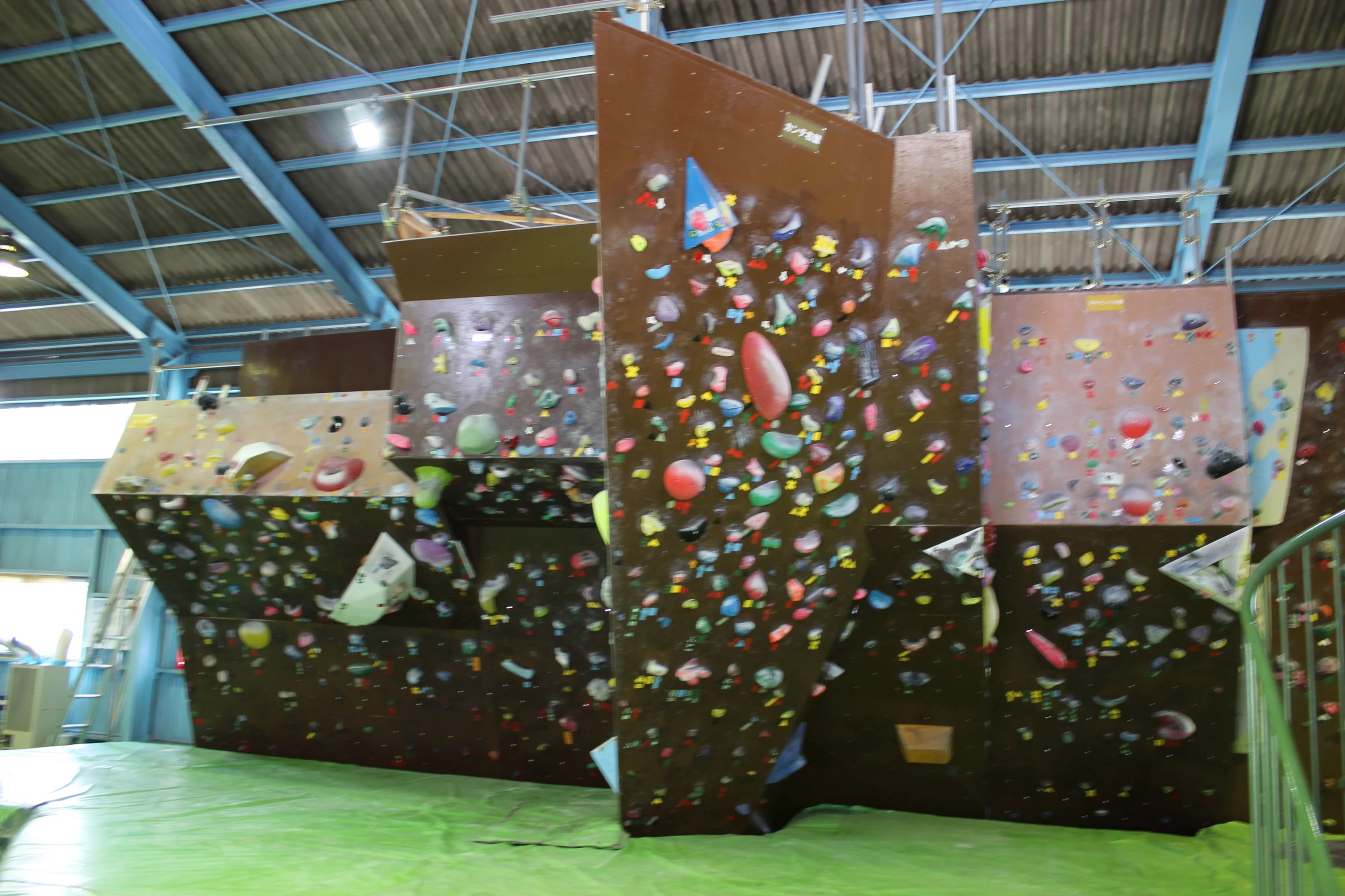 クライミングパーク カルチェロッシュ ボルダリング 二ツ木教室のサムネイル画像 2