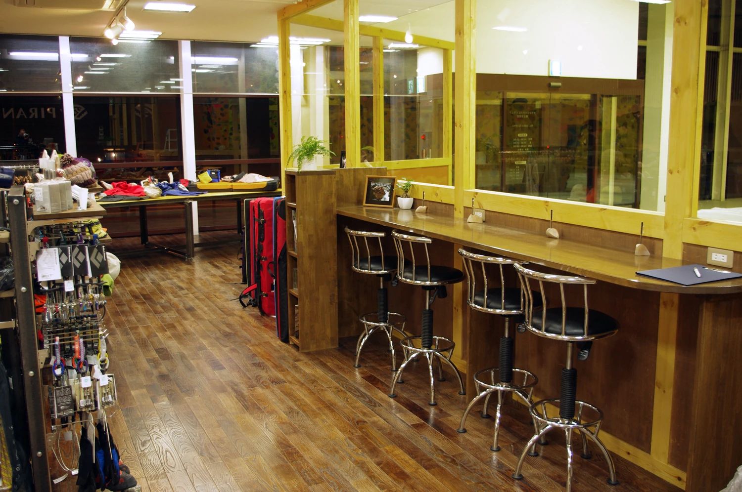 クライミングジム ピラニア ボルダリング 富士吉田店のサムネイル画像 4